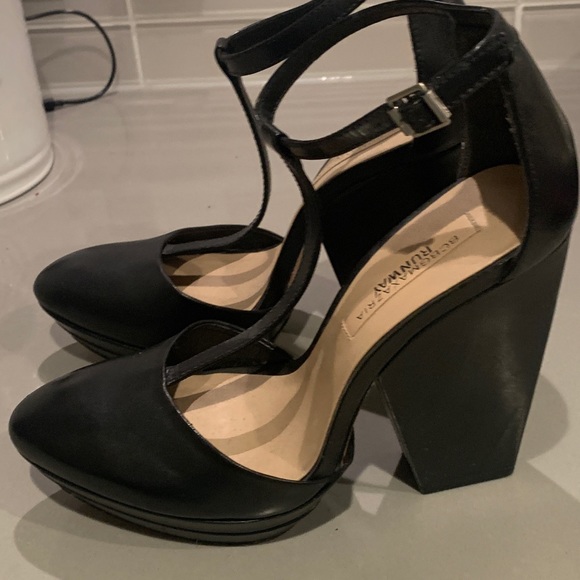 BCBG RUNWAY Pumps - Picture 4 of 6